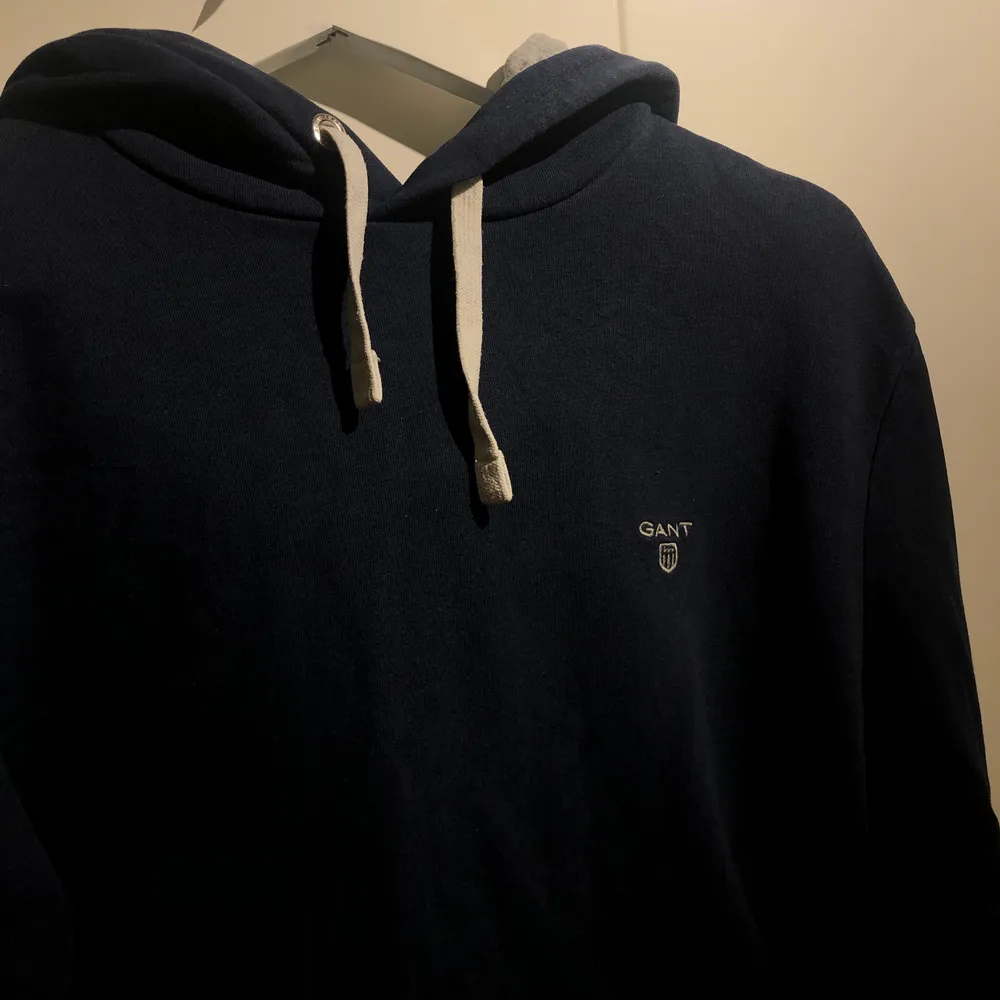 Hoodie från Gant. Sällan använd så bra kvalite. Storlek M men skulle säga att den är mer S/M. Ordinarie pris 1199:-. Hoodies.