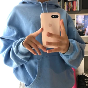 Blå hoodie - Säljer denna hoodie pga att den inte kommer till användning längre. Kontakta mig för mer detaljer. Jag köpte den för 350. Köparen står för frakten.