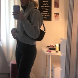 Kabel stickad polo tröja med dragkedja💘 - Mysig tröja till höst/vintern. Tar Swish:) kunden står för frakt😌 fler bilder kan skickas vid intresse💘 köpt för 600kr använd endast en gång pga inte min stil längre:)