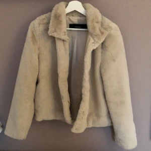 Vinterjacka - Jätte fin jacka från vero moda, knappt använd då väldigt fint skick. Köparen står för frakten