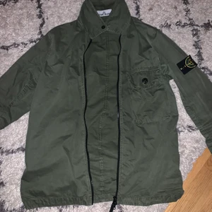Stone Island Jacka - Säljer min killes Stone Island Jacka som är i storlek S köpt för 4100 men säljer flr 3000 men priset kan diskuteras vid snabba affärer, är äkta taggen finns på jackan och alla fickor är hela och det finna inga synliga fläckar på jackan. Skriv vid intresse<3