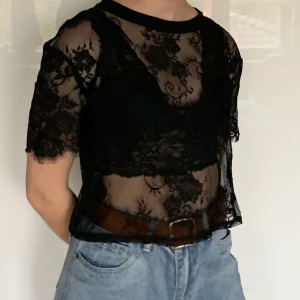 Spetstopp - Cropad, svart spetstopp från h&m. Knappt använd. Storlek S. Pris 50kr + frakt🌶