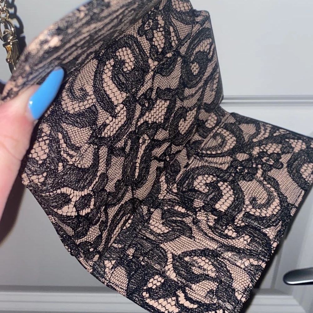 Plånboksväska från Victoria secret! Går att använda som en liten väska men kedjan kan även tas bort så den kan användas som plånbok! Många korthållare och även hållare för mobil🥰 mycket fint skick! 🥰 pris kan diskuteras då jag vill bli av med den!. Väskor.