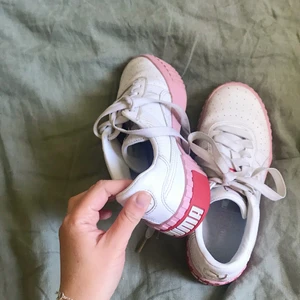 Puma strl 36 - Sneakers i glassfärger och med grov sula från Puma. Storlek 36, fint skick, använda en säsong. 