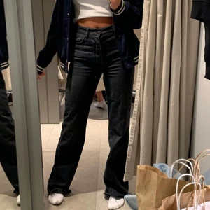 Raka jeans - Mina älskade raka jeans från Massimo dutti säljer jag nu vid brist på användning. Dem är storlek 36 och jag är 178 - nypris: 700kr högsta bud: 430kr