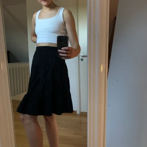 Svart långkjol - Svart långkjol i storlek Small. Mycket sparsamt använd. Kan mötas upp i Lund-området eller skickas mot frakt!