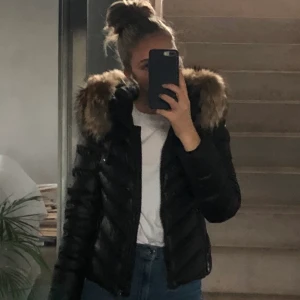 Hollies jacka - Jätte snygg jacka i fint skick, ända synliga skadan på jackan är en liten slitning på ena armen som du kan se på bild 3. Jackan kommer från Hollis, nypris 3800 kr                  Priset går att diskutera vid snabb affär 