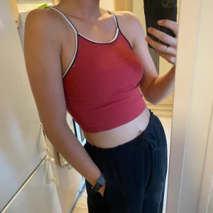 Topp - Snygg topp från Pull & Bear. Strl small. Kan skicka om köparen står för fraktkostnad. Annars kan jag mötas upp i Halmstad.