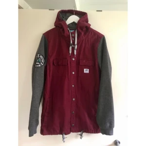 Hoodie - Hoodie köpt på Junkyard. Storlek S men skulle säga mer M.