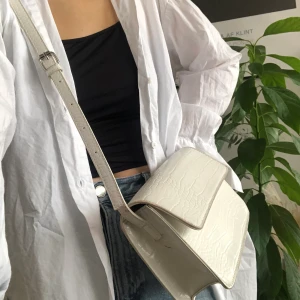 vit väska från veromoda - jättefin vit väska, knappt använd! 💕