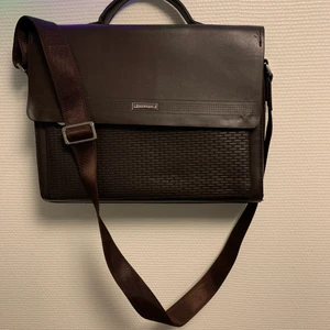 Väska - Fin läderväska. Mycket bra skick och kvalitet. Orginalpris: 1599kr (skickar med kvitto) Säljer för 500kr då jag ej behöver den längre