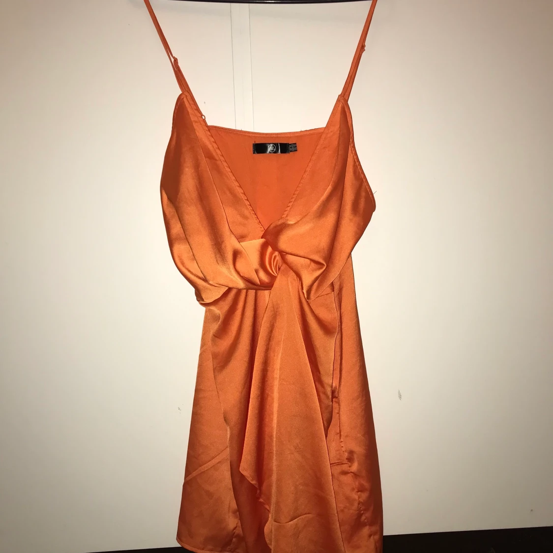 Orange satinklänning - 91