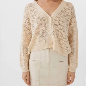 Kofta - En kofta från zalando, lite gulbeige. Väldigt snygg o modern. Använd ett fåtal gånger. Första bilden är från zalandos hemsida så man får en tydligare bild på hur den ser ut. KÖPAREN STÅR FÖR FRAKT💞