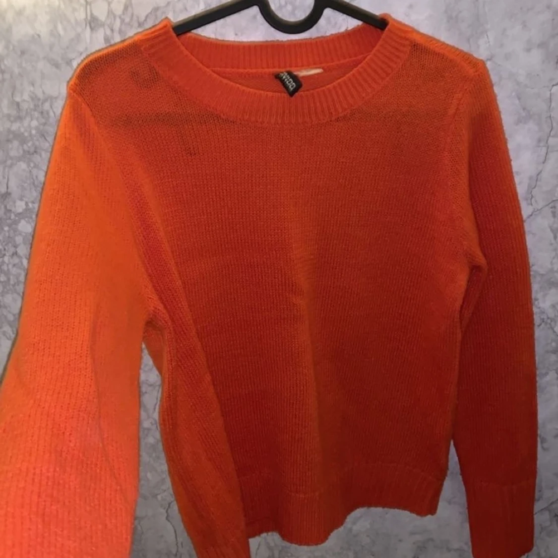 Orange stickad tröja