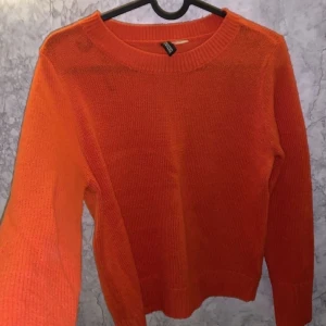 Orange stickad tröja - Superfin skön tröja som jag inte använder längre. Du står för frakt.