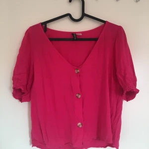 Blus - Storlek M. Ge bud. 