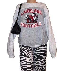 vintage sweatshirt! - vintage sweatshirt med texten LAKELAND FOOTBALL! passar storlek XS,S,M,L beroende på hur man vill att den ska sitta😍😍 kolla in våran instagram där vi är mer aktiva! SSECONDDESIGN!!!