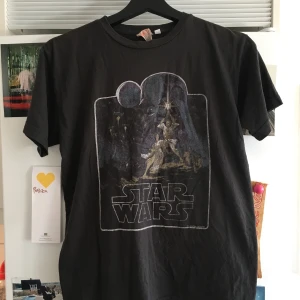 Starwars tröja S - Mjuk och ”sliten” T-shirt köpt på urban outfitters för några år sedan men knappt använd.                              Frakt ingår ej i priset