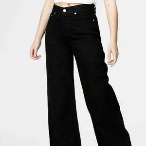 Säljer dessa superfina svarta Wilde leg jeans, i storlek XS. Knappt använda så är i jättebra skick. Köpta för 500 kr, säljer för 200 + frakt
