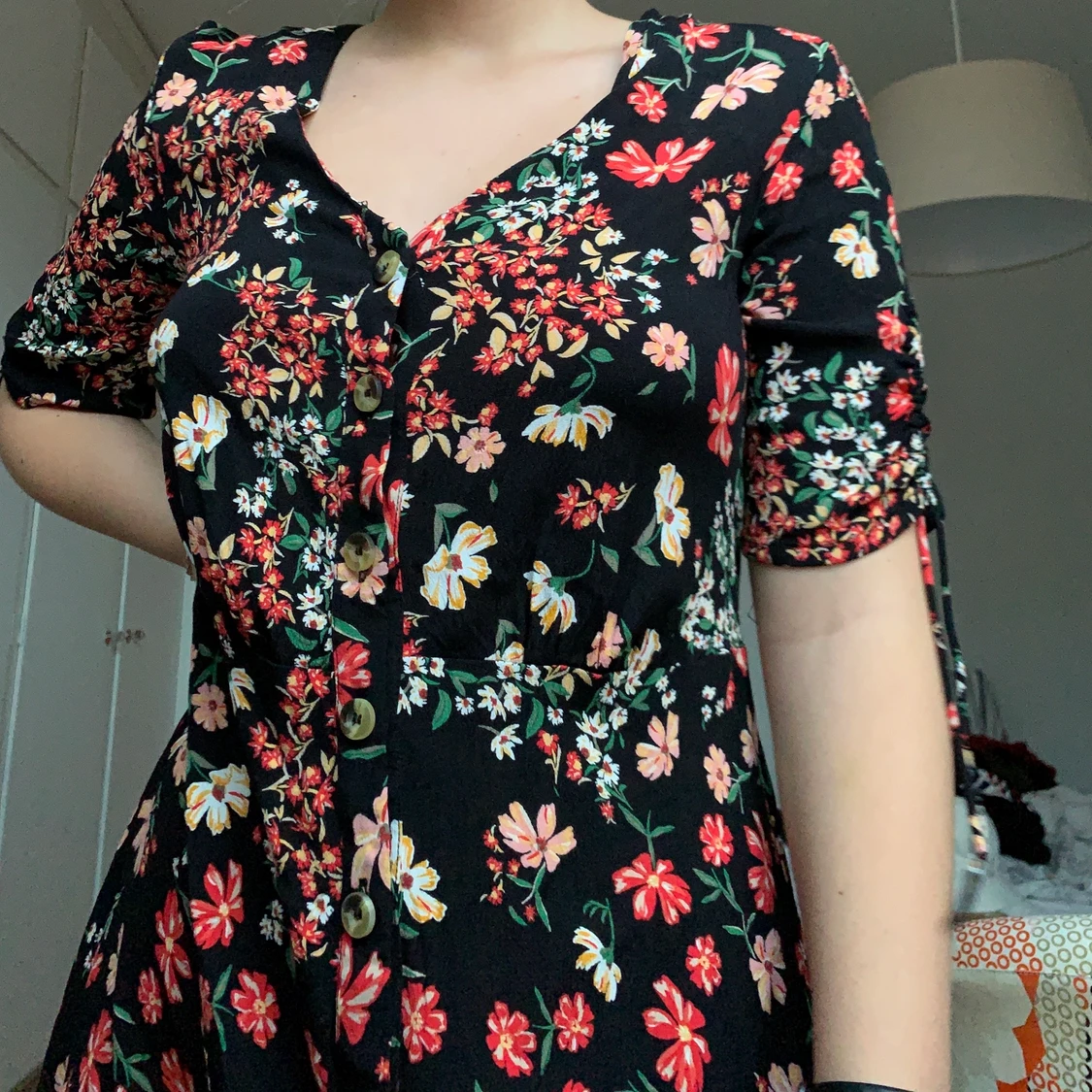 Svart klänning med blommigt mönster 