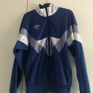 Vintage Umbro tracktop - Säljer en vintage Umbro tracktop i size XS (vuxenstorlek). Den är köpt på beyond retro och är i mycket fint skick. Riktigt fet och vintage. Släpper den för 150 kr👍🏻 Frakt tillkommer