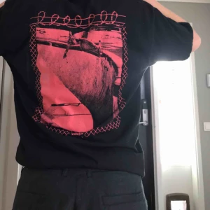  - Svart vans tröja med ett rött stort på ryggen med någon som skejtar. Den är köpt ifrån Carlings och är i ett väldigt bra skick! 