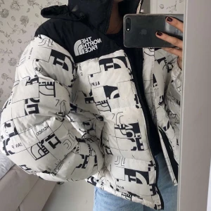 Dunjacka från North face  - TNF nuptse 700 Broken Grid limited Edition jacka från North Face, perfekt i vinter då den är både är varm och snygg! Storlek XS, passar dock en S och M. Jackan var limited edition och kommer ej komma tillbaka, därav priset. Priset kan dock diskuteras 💕