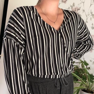 Lindex long sleeve striped shirt strl L - Oanvänd långärmad tröja som sitter löst och ledigt. Säljer den eftersom att den va för stor för mig. Så den är lite stor i storleken. 