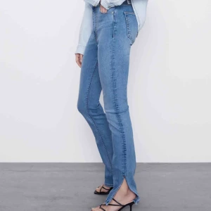  - Slutsålda zarajeans Använda 1 gång säljer då de inte riktigt var min stil 💓  lite långa på mig som är 166 cm