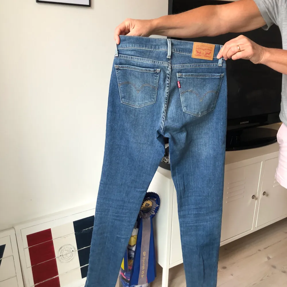 Tighta Levi’s jeans insmugglade blå tvätt. Modellen 710 Super Skinny. Storlek W26 L30. Jeans & Byxor.