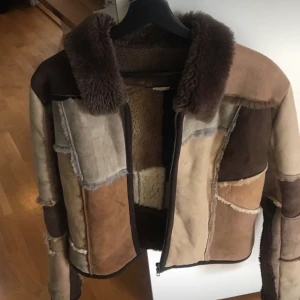 Mockajacka strl 36-38 - Lite riven i kragen, hände när jag flyttade senast. Annars i helt nyskick! Originalpris 500kr, strl 36-38! Fodrat med fuskpäls. 