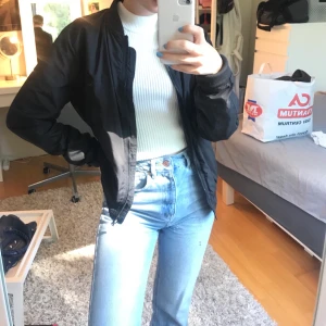 ”Bomberjacka” från Urban Classics - Bomber-liknanande-jacka i storlek M från Urban Classics. Jag är 165cm, så en liten M. Skönt och slitstarkt material. Mycket använd och omtyckt av mig. Fortfarande i nyskick utan några skador eller fläckar eller dylikt 🌟