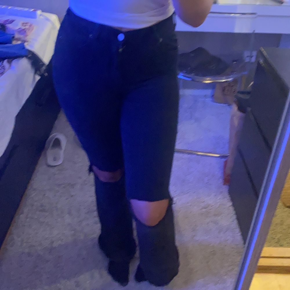Populära jeans ifrån dr.denim köpta från Salt! Sitter jättebra så man får bra passform runt rumpan. Dom går ned på marken på mig som är 165. Dom är stretchiga så dom passar flera storlekar!. Jeans & Byxor.