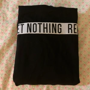 Hoodie-klänning - Svart, kortärmad, knälång Hoodie-klänning från divided. Tunn och skön vad mer ska man säga. Ett elastiskt band på midjan och åtdragbar luva. Nästan helt oanvänd Köparen står för frakt, kan mötas upp i Västerås/hallsta 