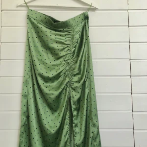 Prickig kjol  - Riktigt söt  prickig grön kjol från Zara . Använd ett fåtal gånger och är i nyskick . Stl M . Säljer då den inte kommer till användning 🥝💕