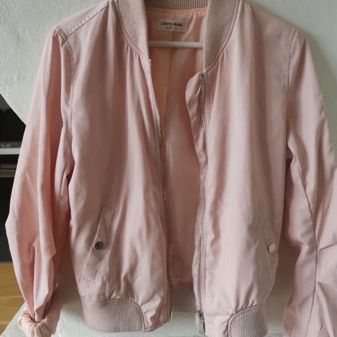 Ljusrosa bomberjacka