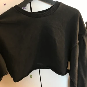 Croptoppad hoodie utan luva  - Knappt använd men hemmaklippt. Inte för kort och fin och rakt klippt. 