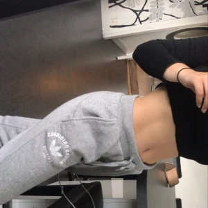 adidasmjukis - säljer dessa adidas mjukisbyxor i storlek XS men rätt stora i storlek så passar mellan XS-M beror på hur man vill att dom sitter, väldigt bra skick