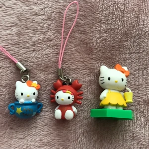 Hello Kitty figurer 2000-tal - Två Hello Kitty mobilsmycken, typiska från tidigt 2000-tal som man hängde på sin flip phone ☺️ En liten Hello Kitty figur som står, också 00-tal vibes 💕 10kr styck eller 25 för alla! Frakt 11kr eller möts i Malmö. 