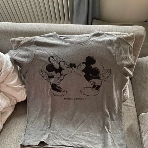 Ny Disney T-shirt - Oanvänd t-shirt i storlek XL, passar L också. Frakt tillkommer. 