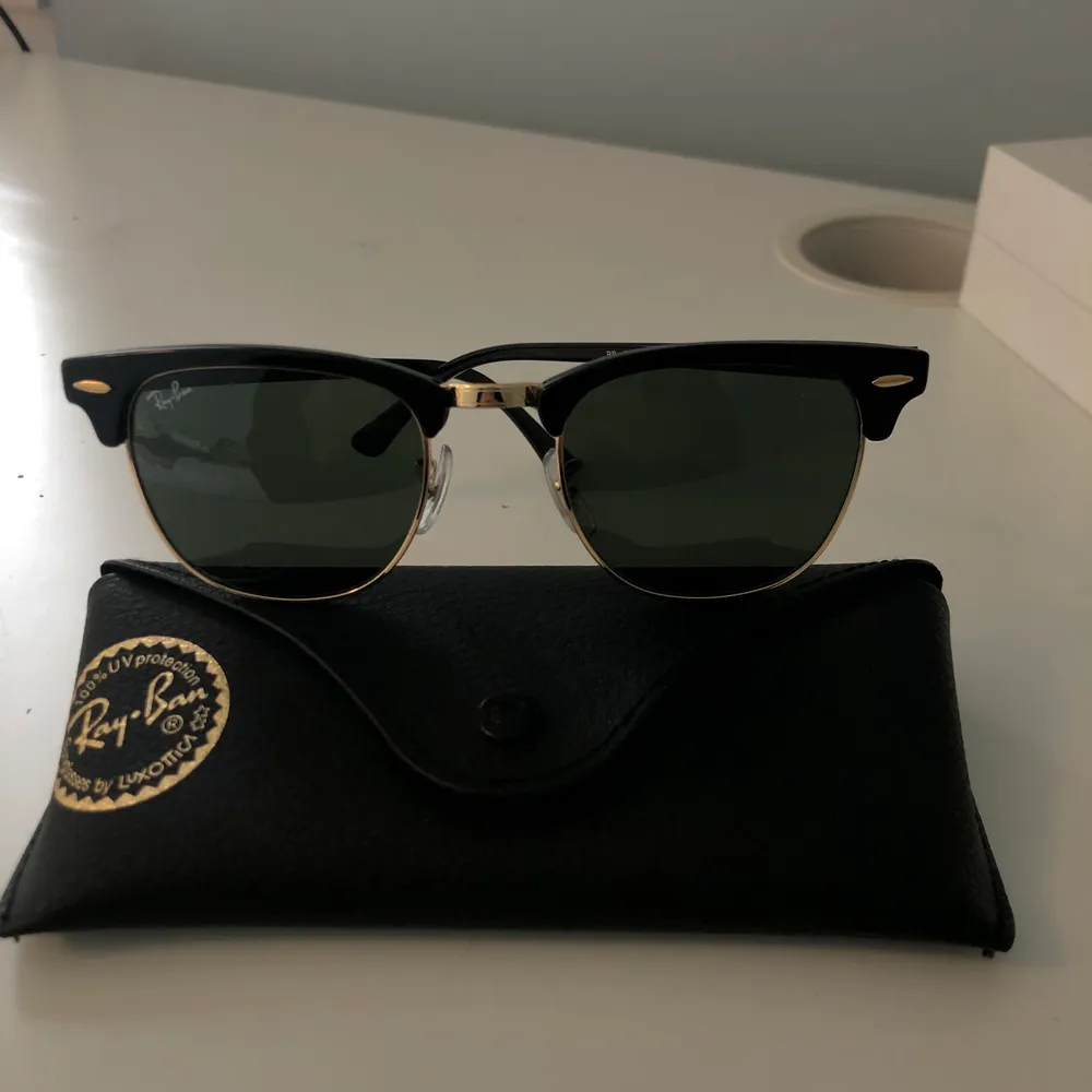 Oanvända solglasögon från Rayban i modellen clubmaster! 🥰. Accessoarer.