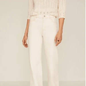 Vita jeans - Tyvärr så har jag vuxit ur dom. Dom kostade 500 från början