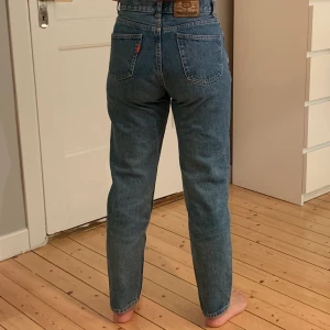 Jeans från crocker - Säljer dessa assnygga och trendiga jeansen från crocker. Dom är en snygg sliten modell och högmidjade. Frakten ligger på 66 kr men det är redan inlagt i priset.