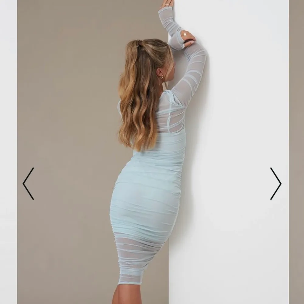 Säljer denna ljusblåa fina klänning från Hanna schönbergs kollektion, helt slutsåld. Precis lika fin i verkligheten. Säljer den för samma pris som ja köpte den för.  Köparen står för frakt. Skickar när jag får betalning. . Klänningar.