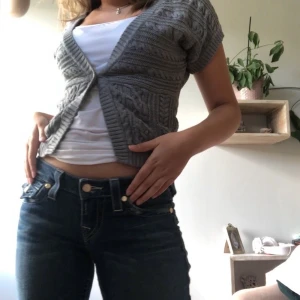 Grå stickad ”väst”  - Superfin grå ”väst” köpt second hand! Säljer då jag inte använder den så mycket :) skriv för fler bilder!! Pris kan självklart diskuteras🥰