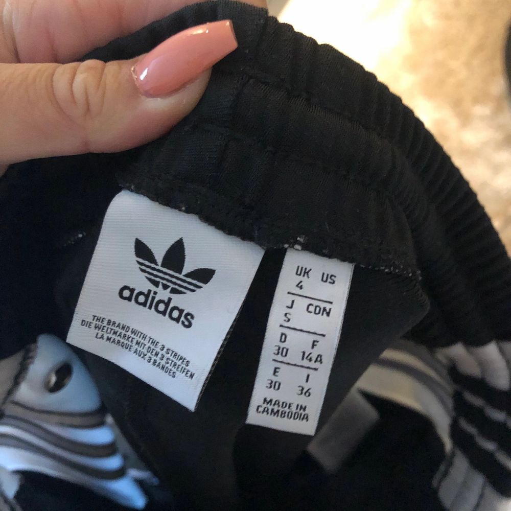 Så fina Adidas Popperpants i den minsta damstorleken (enligt personal på JD Sports). Kämpade för att hitta dessa, köpta i Tyskland. Använda en gång. Jeans & Byxor.