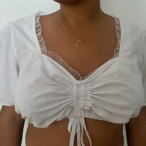 Vintage topp - Söt vintage topp från 80 talet!! Passar utmärkt inför sommarens alla fester de är märkta som 46 men är definitivt 40-42