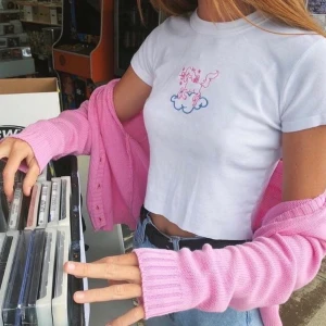 brandy melville top!! - supergullig brandy melville top jag köpte i LA förra sommaren, den passade super bra men har dock inte kommit till användning alls:(. ledande bud: 125kr (köparen står för frakt)