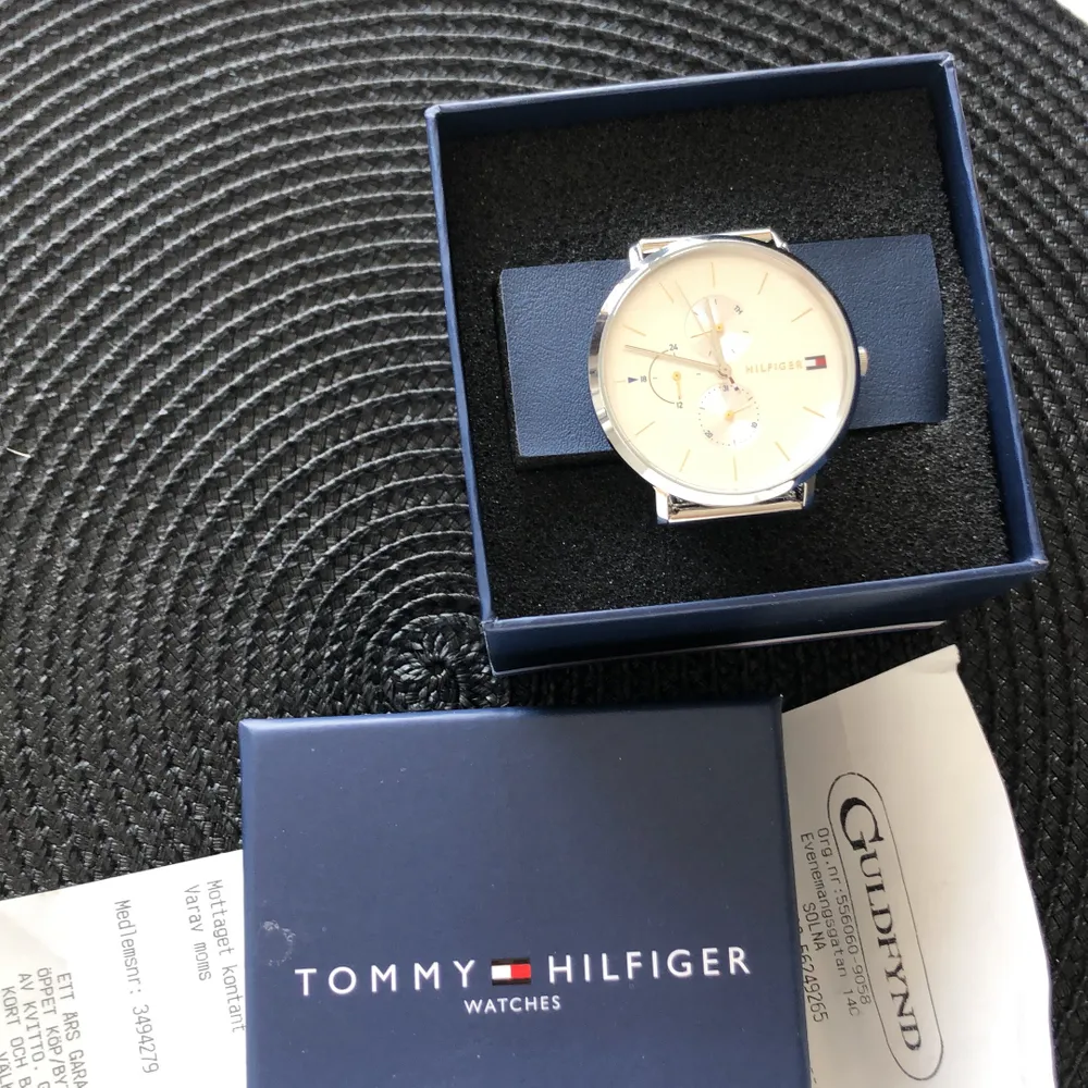 Klocka från tommy hilfiger knappt använd nypris 1700kr säljer för 1000kr elr högst bud  kvitto finns . Övrigt.