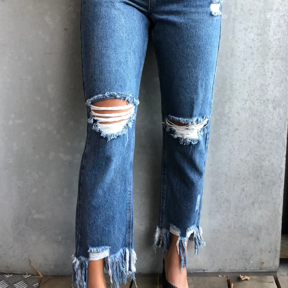 Blåa jeans med perfekt slitning och snygga detaljer nedtill. Som nya.. Jeans & Byxor.